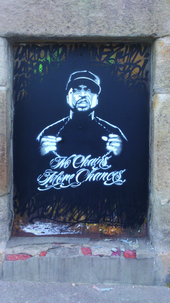 Pochoir STREET ART Multicouches "NO CHAINS MORE CHANCES" avec ICE CUBE Saint Etienne tréfilerie