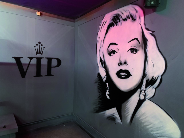 Portrait de la star Marilyn Monroe  peint façon STREET ART en noir et blanc pour le carré VIP d'un club