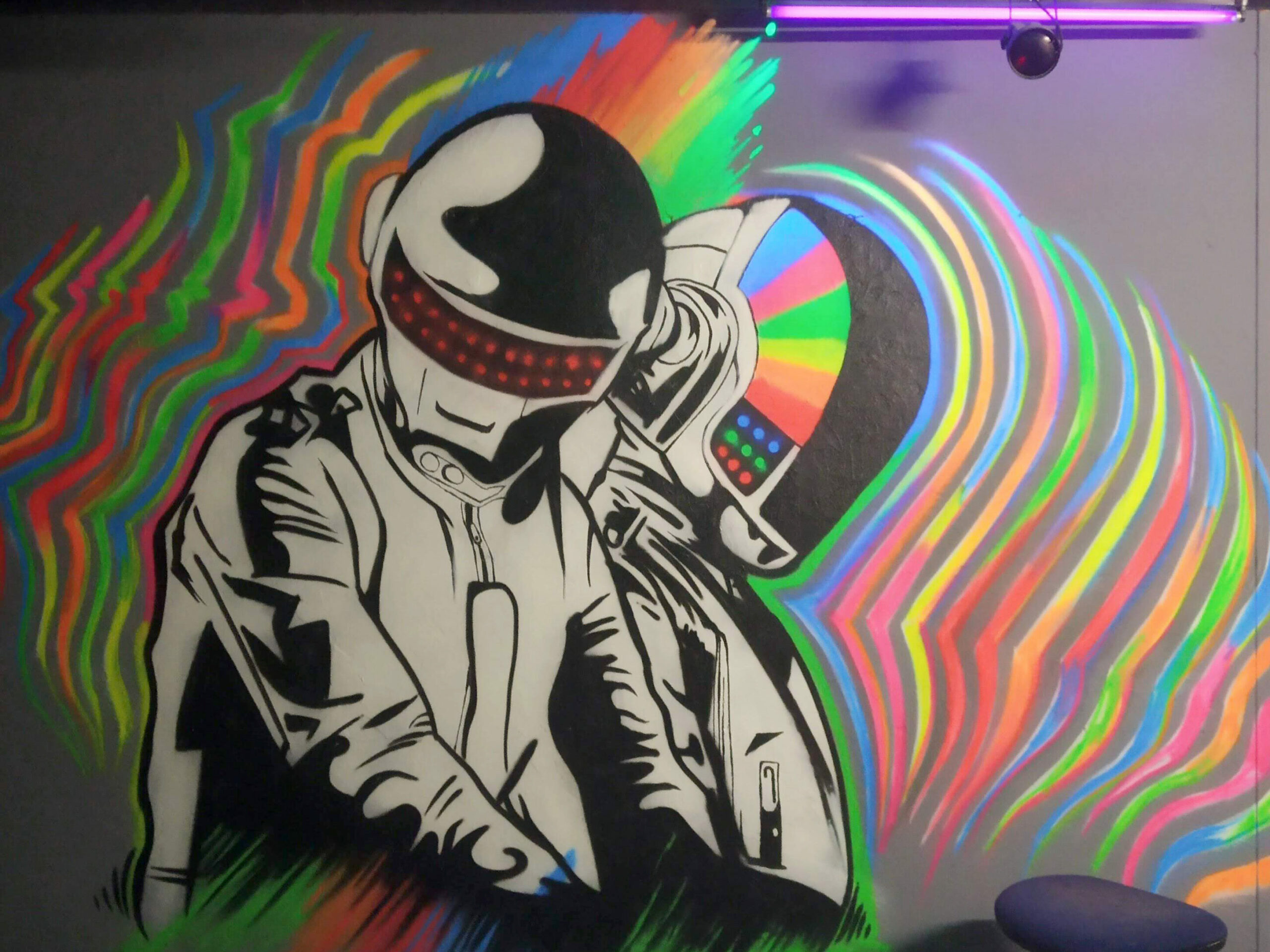 Portrait des stars de la musique électronique  DAFT PUNK peint façon STREET ART en noir et blanc sur fond fluorescent pour la décoration d’un club