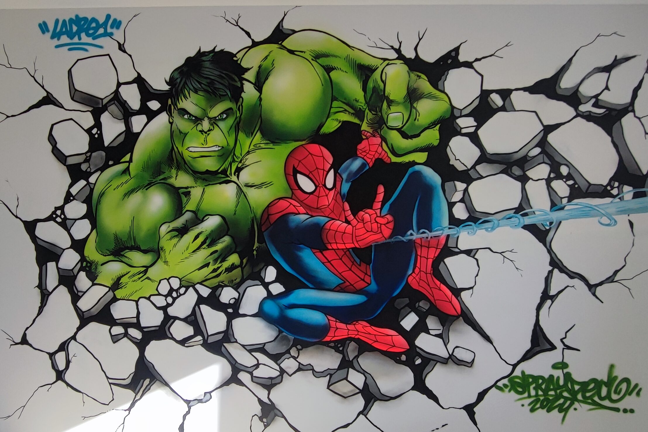 déco GRAFFITI d’une chambre d’enfant tout en couleurs pastel et en douceur sur le thème des SUPER HEROS  HULK & SPIDERMAN